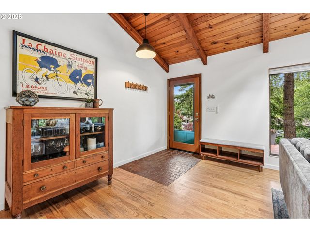 1322 Sw MAPLECREST Dr, Portland, OR 97219