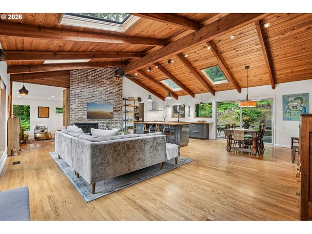 1322 Sw MAPLECREST Dr, Portland, OR 97219