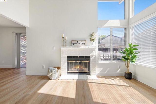 218 Almondtree Ln, Oakley, CA 94561