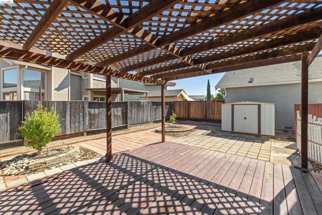 218 Almondtree Ln, Oakley, CA 94561