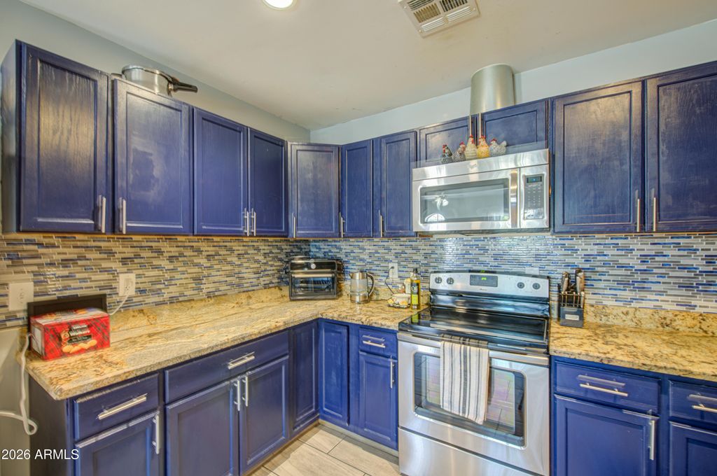 Image 10 of property listing at 2243 E WILLETTA Street, Phoenix, AZ 85006