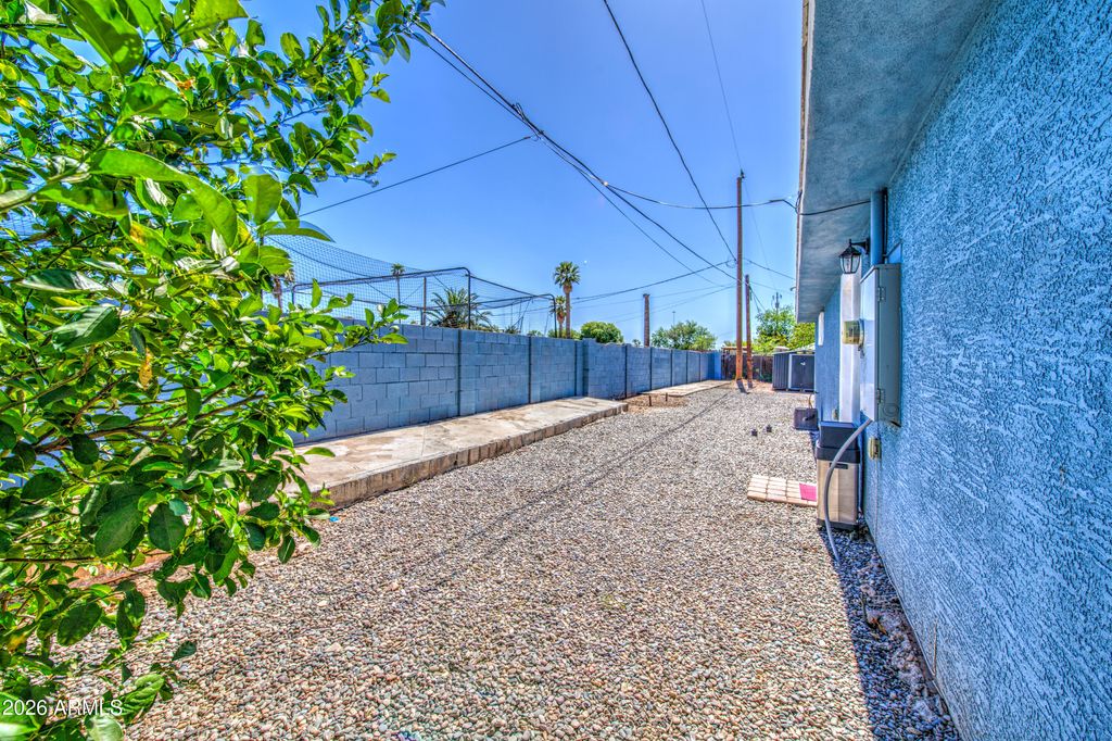 Image 38 of property listing at 2243 E WILLETTA Street, Phoenix, AZ 85006