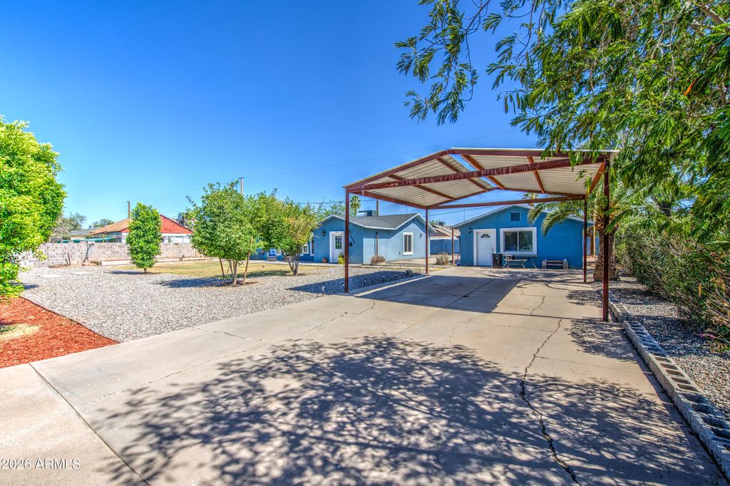 Image 4 of property listing at 2243 E WILLETTA Street, Phoenix, AZ 85006
