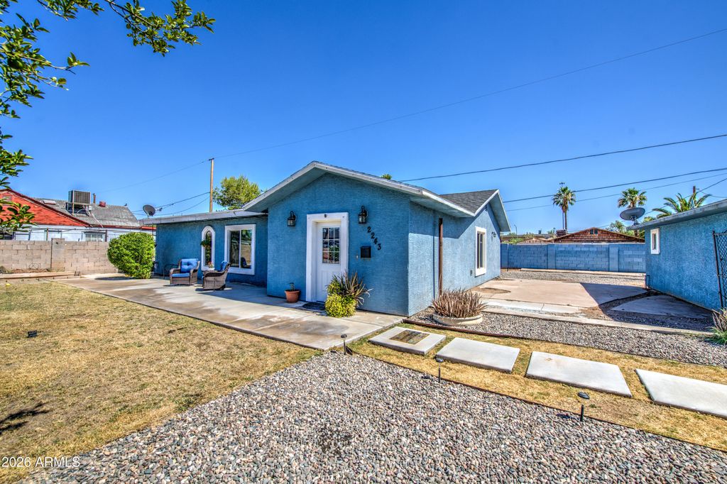 Image 5 of property listing at 2243 E WILLETTA Street, Phoenix, AZ 85006