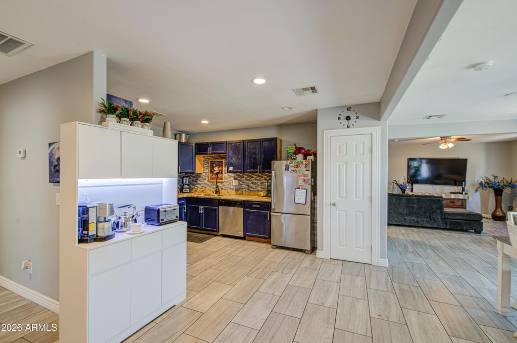 Image 6 of property listing at 2243 E WILLETTA Street, Phoenix, AZ 85006