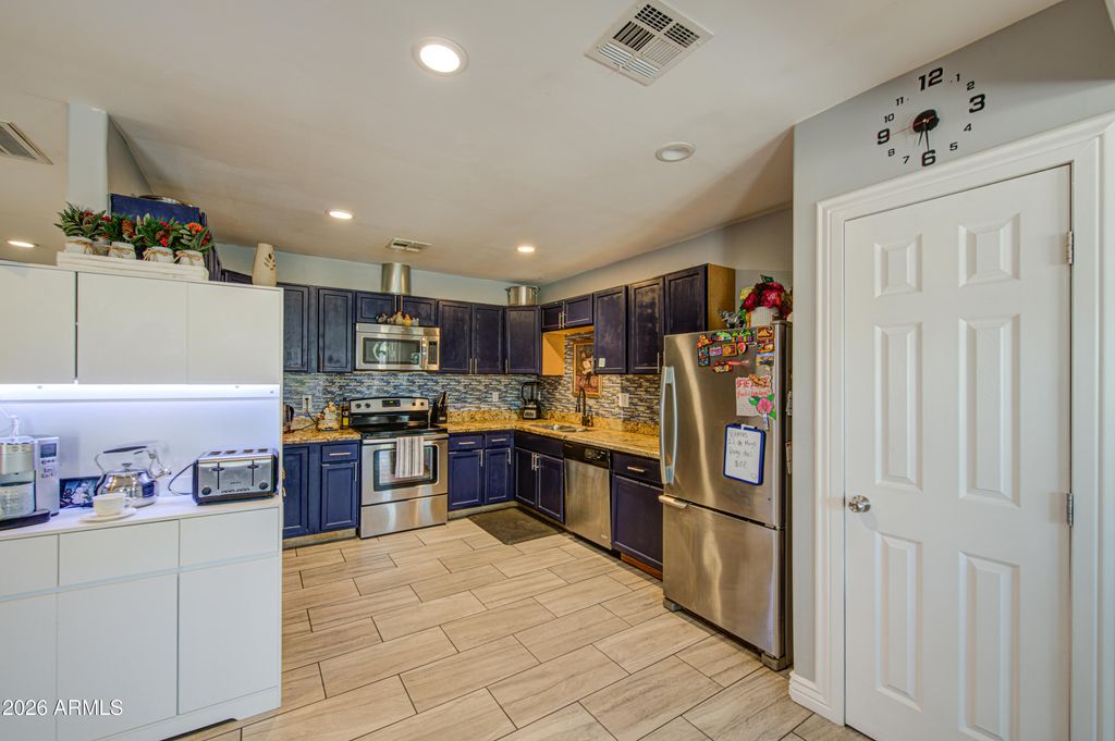 Image 7 of property listing at 2243 E WILLETTA Street, Phoenix, AZ 85006