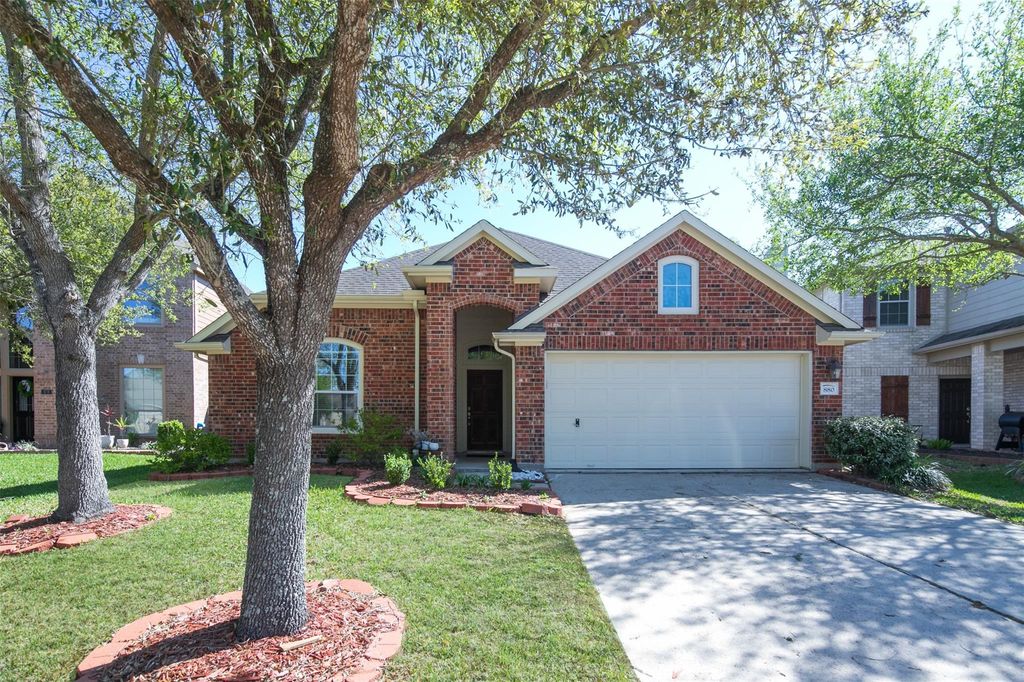 880 Falling Springs Lane, League City, TX 77573