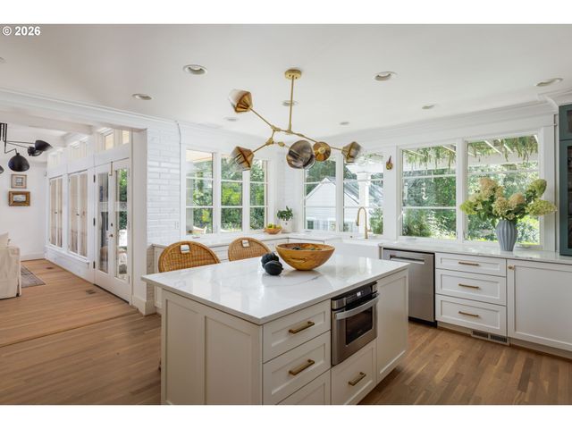 1546 S MILITARY Rd, Portland, OR 97219