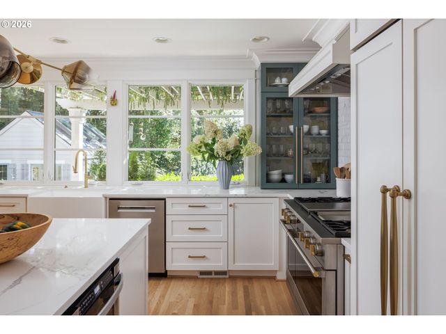 1546 S MILITARY Rd, Portland, OR 97219