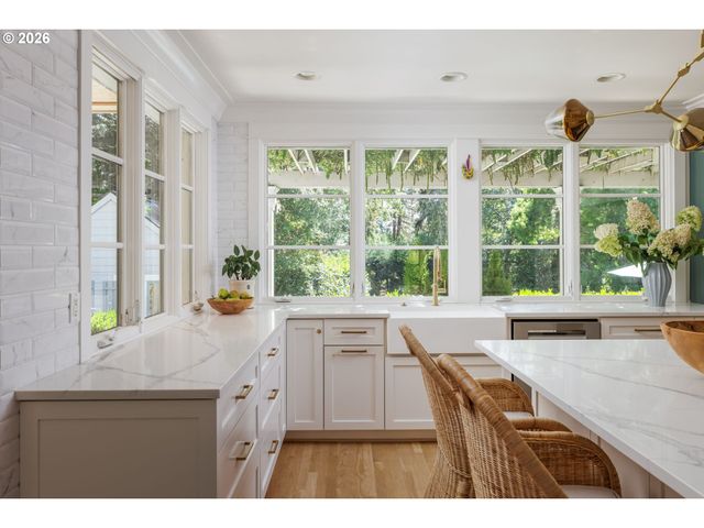 1546 S MILITARY Rd, Portland, OR 97219