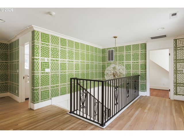 1546 S MILITARY Rd, Portland, OR 97219