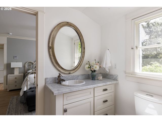 1546 S MILITARY Rd, Portland, OR 97219