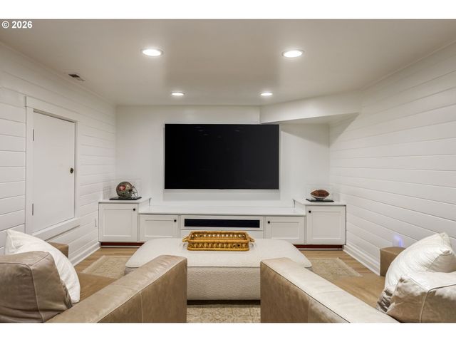 1546 S MILITARY Rd, Portland, OR 97219