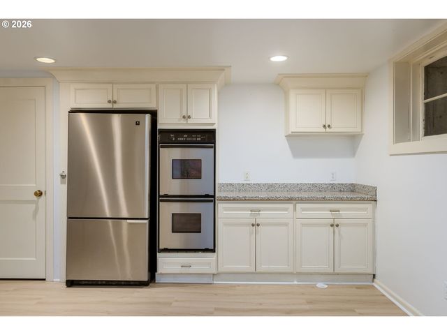 1546 S MILITARY Rd, Portland, OR 97219
