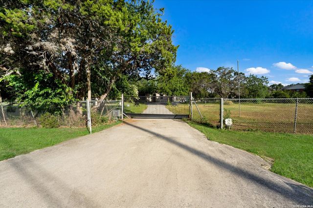 9460 Windwood Dr, Boerne, TX 78006
