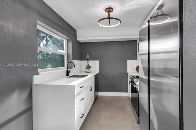 2141 NE 18th Ave, Wilton Manors, FL 33305