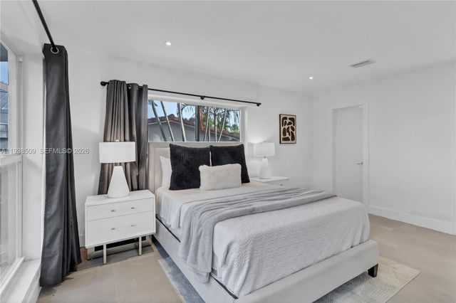 2141 NE 18th Ave, Wilton Manors, FL 33305