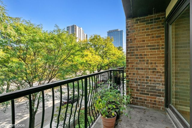 1330 N La Salle Drive 306, Chicago, IL 60610