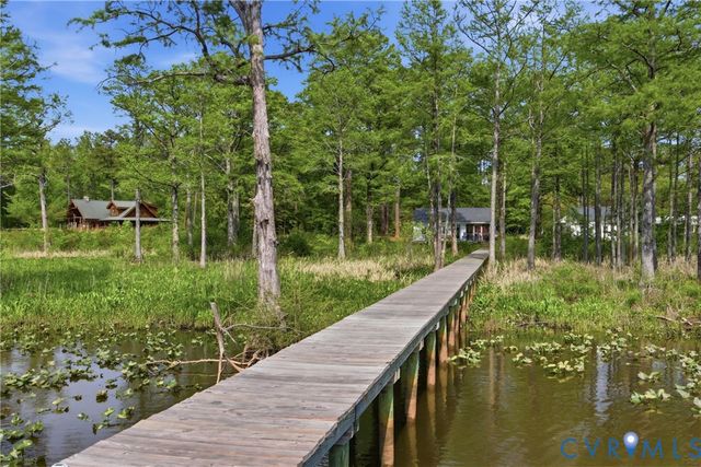 8400 Hicks Island Rd, Lanexa, VA 23089