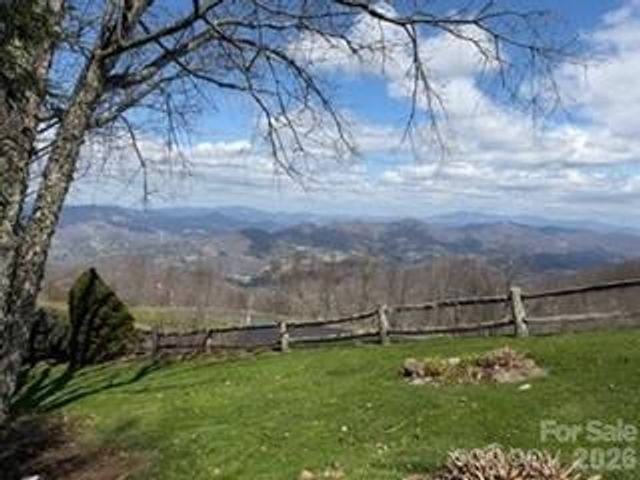 19 Lookout Loop, Burnsville, NC 28714