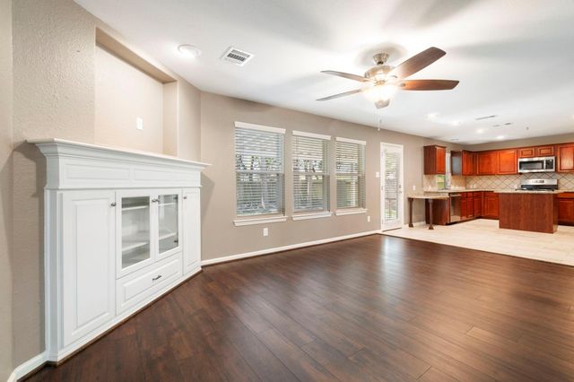 19 Shimmer Pond Place, The Woodlands, TX 77385