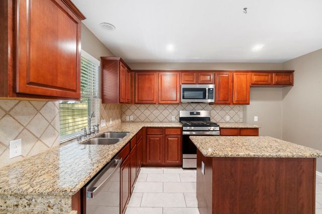 19 Shimmer Pond Place, The Woodlands, TX 77385