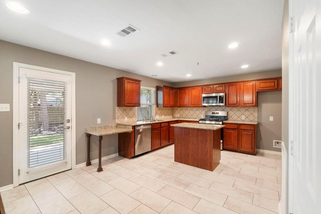 19 Shimmer Pond Place, The Woodlands, TX 77385