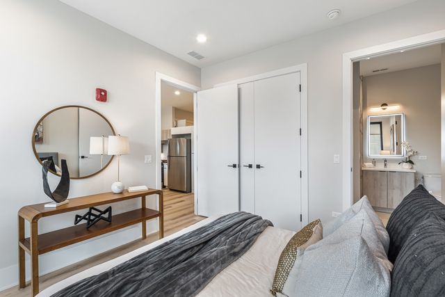 5753 N Broadway Street 303, Chicago, IL 60660