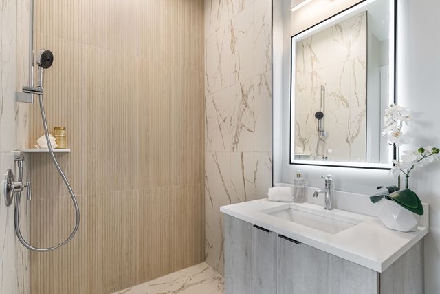 5753 N Broadway Street 303, Chicago, IL 60660