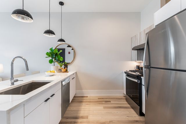 5753 N Broadway Street 303, Chicago, IL 60660