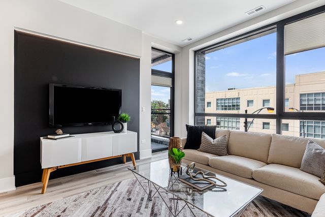 5753 N Broadway Street 303, Chicago, IL 60660