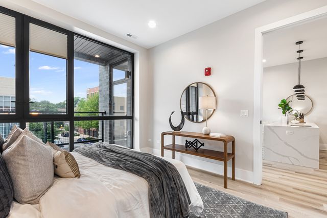 5753 N Broadway Street 303, Chicago, IL 60660