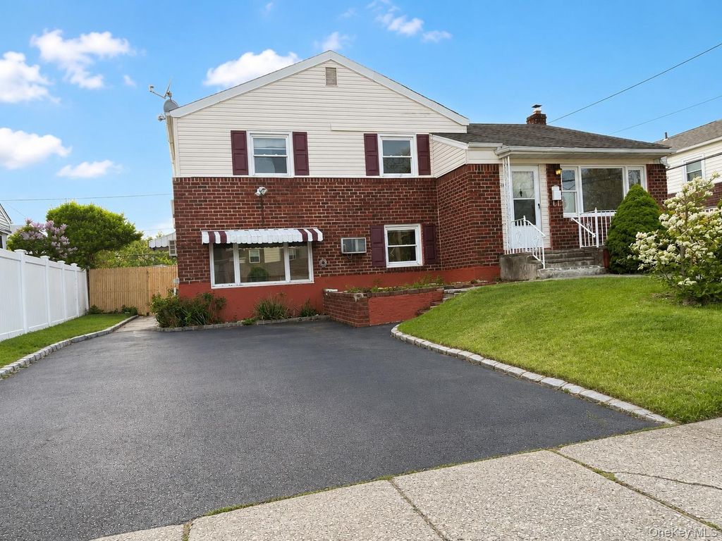 36 Forest Drive, Plainview, NY 11803