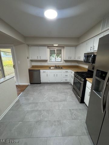 4505 Oak Circle, North Olmsted, OH 44070