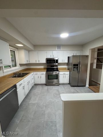 4505 Oak Circle, North Olmsted, OH 44070