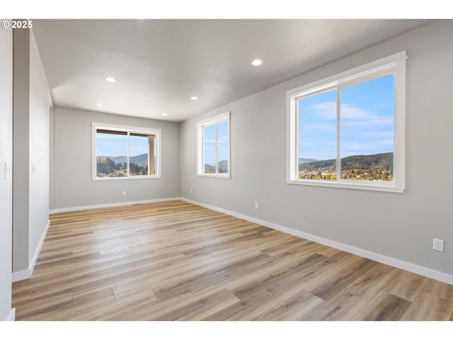 664 BROOKS Loop, Sutherlin, OR 97479