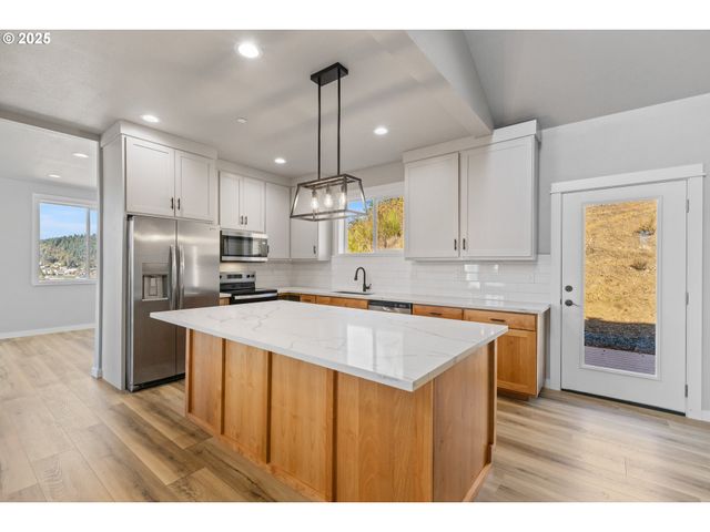 664 BROOKS Loop, Sutherlin, OR 97479