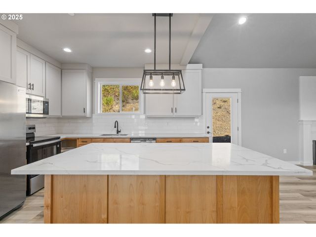 664 BROOKS Loop, Sutherlin, OR 97479