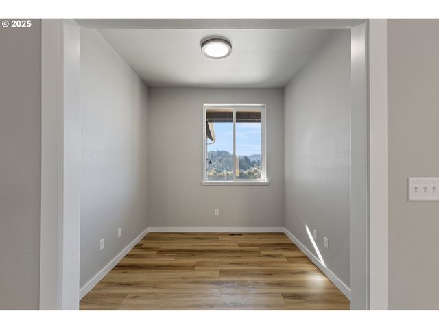 664 BROOKS Loop, Sutherlin, OR 97479