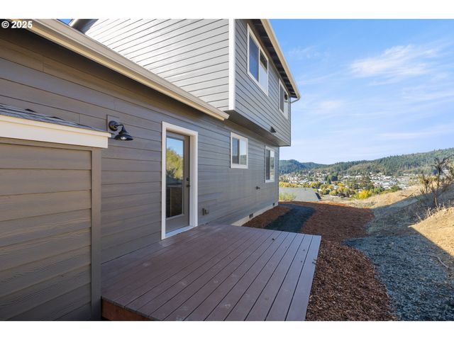 664 BROOKS Loop, Sutherlin, OR 97479