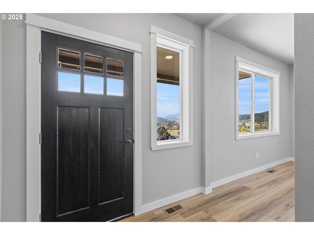 664 BROOKS Loop, Sutherlin, OR 97479