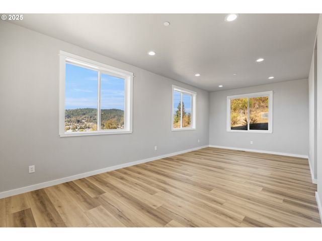 664 BROOKS Loop, Sutherlin, OR 97479