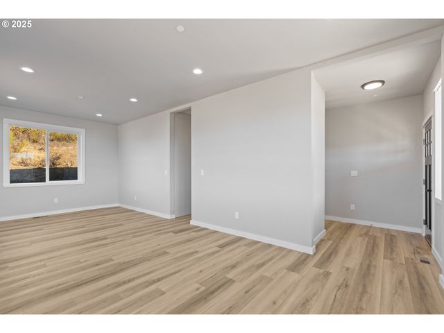 664 BROOKS Loop, Sutherlin, OR 97479