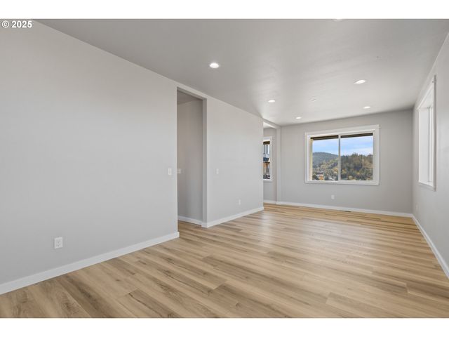 664 BROOKS Loop, Sutherlin, OR 97479