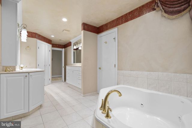 10701 SYCAMORE SPRINGS LN, Great Falls, VA 22066