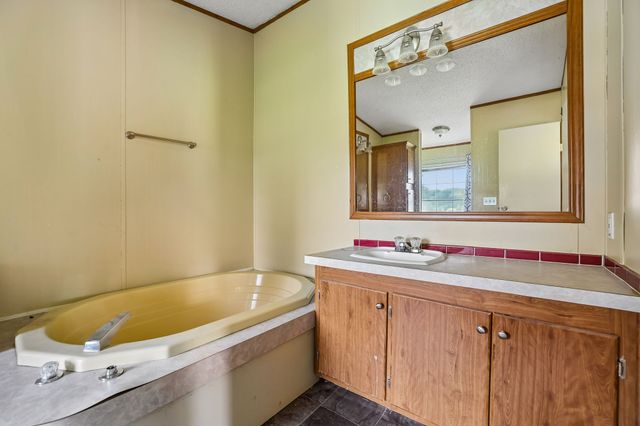 17 Light Ln, Kelso, TN 37348