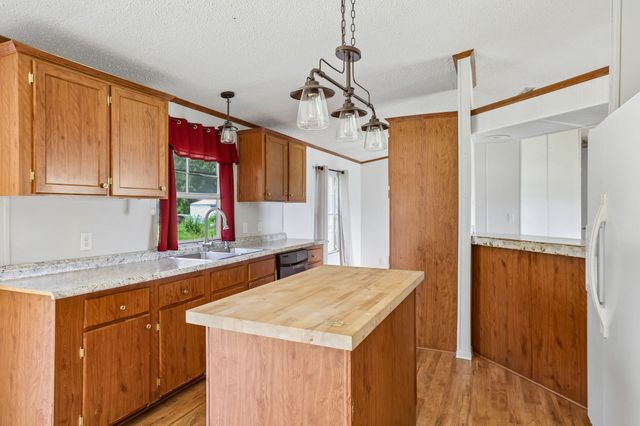 17 Light Ln, Kelso, TN 37348