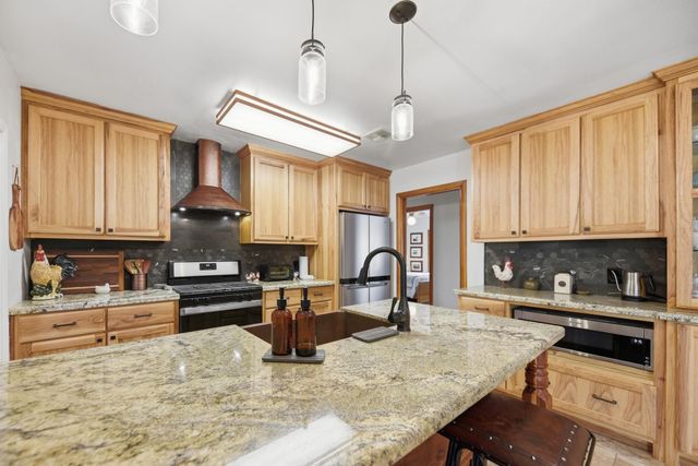 1607 S Chappell Hill Street, Brenham, TX 77833