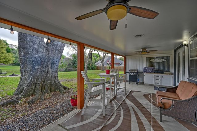 1607 S Chappell Hill Street, Brenham, TX 77833
