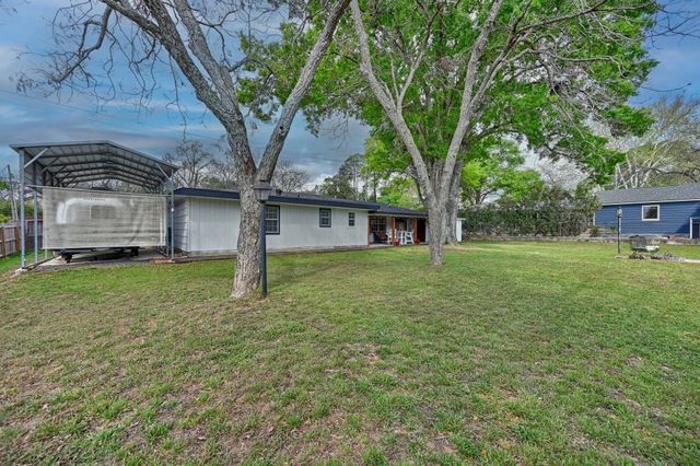 1607 S Chappell Hill Street, Brenham, TX 77833